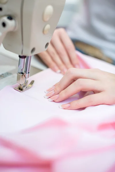 Menina costureira costurar na máquina de costura — Fotografia de Stock