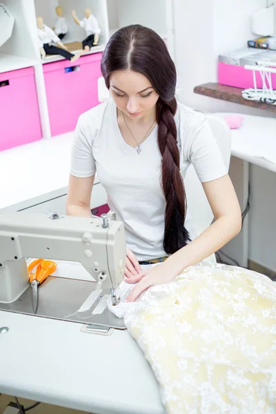 Menina costureira costurar na máquina de costura — Fotografia de Stock