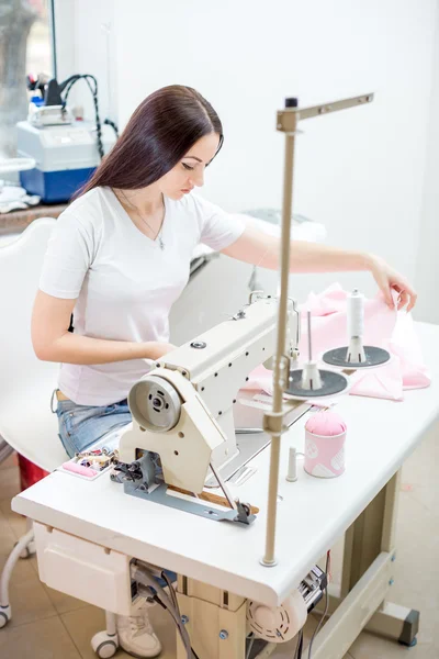 Menina costureira costurar na máquina de costura — Fotografia de Stock