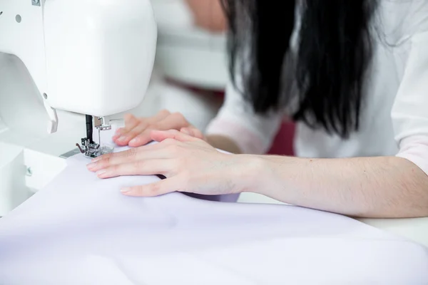 缝纫机上的女裁缝 — 图库照片