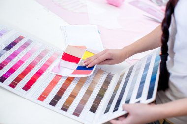 bir elbise ve kumaş bir dizi kroki