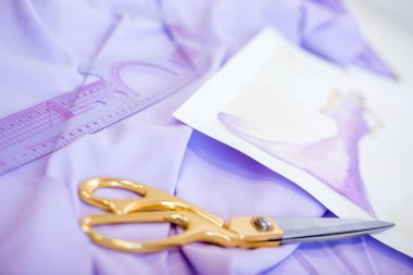 makas, Lila kumaş ve bir kroki 