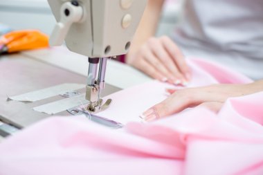 Dikiş makinesine terzi kız dikmiş.