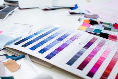 bir elbise ve kumaş bir dizi kroki