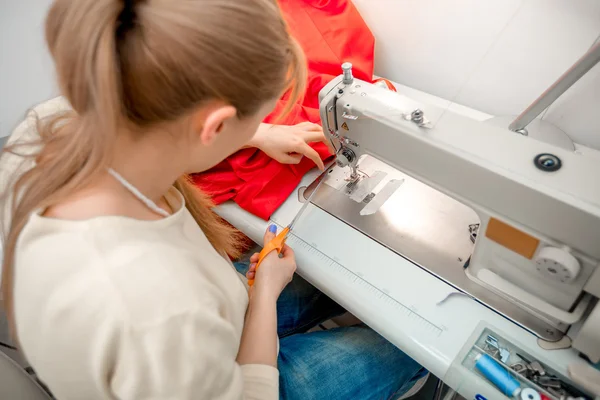 Menina costureira costurar na máquina de costura — Fotografia de Stock