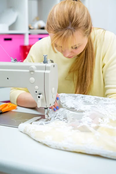Menina costureira costurar na máquina de costura — Fotografia de Stock