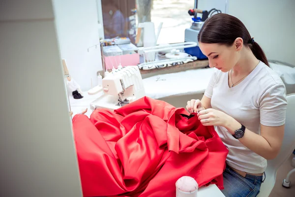 Alfaiate costura vestido vermelho — Fotografia de Stock