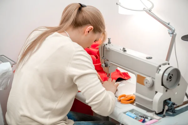 Menina costureira costurar na máquina de costura — Fotografia de Stock