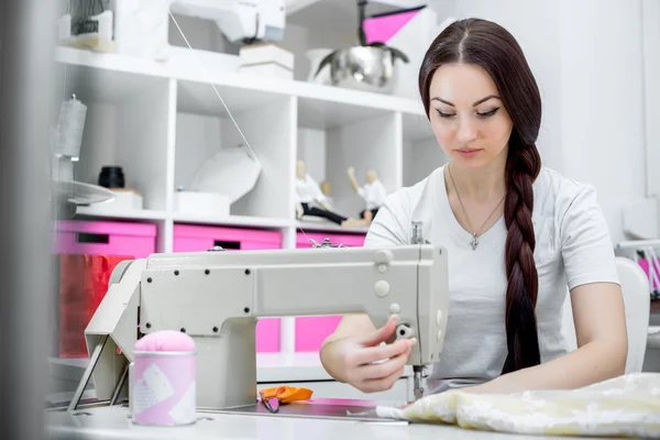 Menina costureira costurar na máquina de costura — Fotografia de Stock