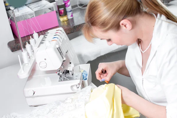 Menina costureira costurar na máquina de costura — Fotografia de Stock