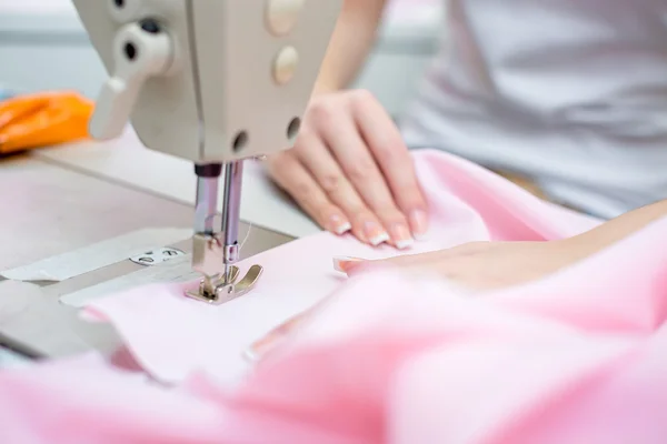 Menina costureira costurar na máquina de costura — Fotografia de Stock