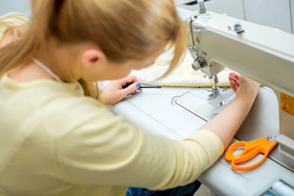 Menina costureira costurar na máquina de costura — Fotografia de Stock