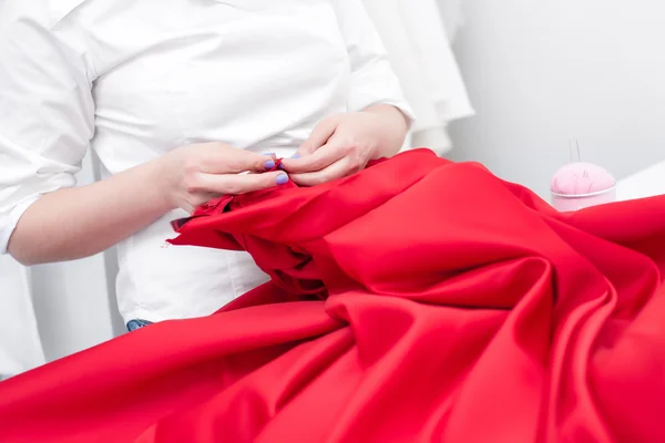 裁缝师缝制红衣服 — 图库照片