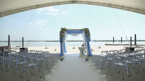 Arco de boda antes de una ceremonia de boda — Vídeos de Stock