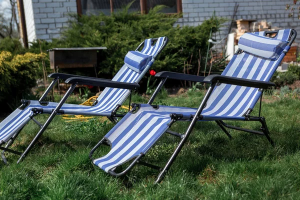 Chaises longues et maison de campagne — Photo