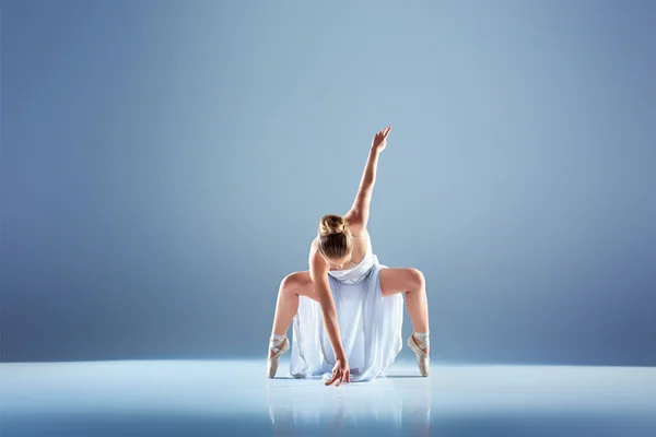Joven y hermosa bailarina de ballet — Foto de Stock