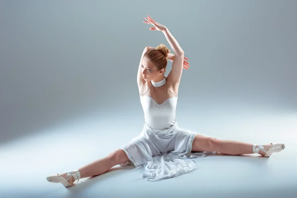 Giovane bella ballerina riscaldamento-up — Foto Stock