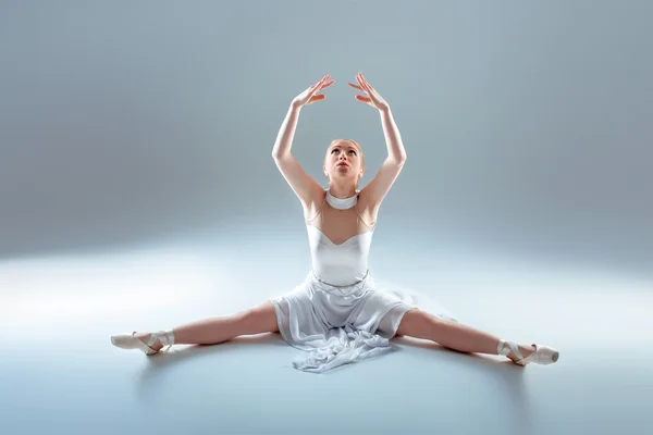 Jeune belle danseuse échauffement — Photo