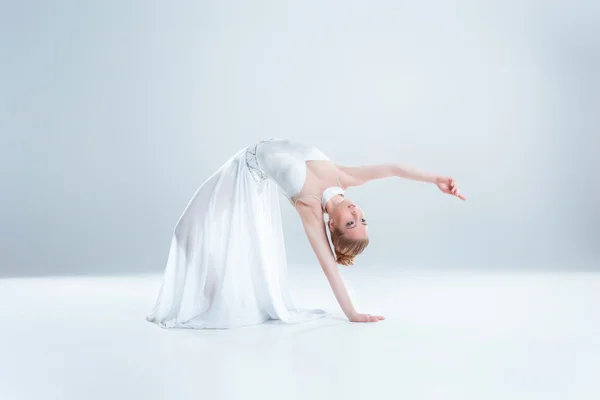 Jeune et belle danseuse de ballet — Photo
