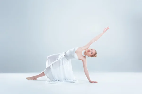 Joven y hermosa bailarina de ballet — Foto de Stock