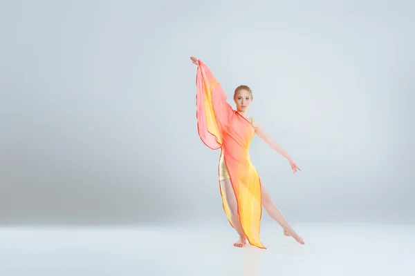 Joven y hermosa bailarina de ballet — Foto de Stock