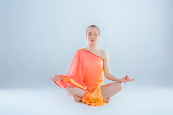 Girl practicing yoga — Stock Photo, Image