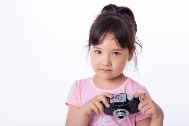 küçük kız eski bir kamera tutarak