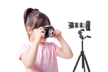 Çocuk eski bir kamera tutan