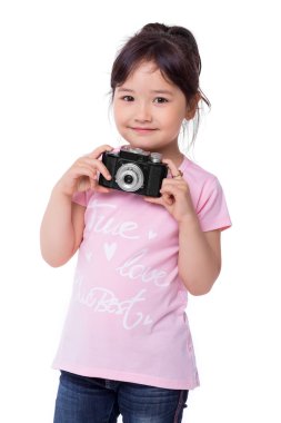 küçük kız eski bir kamera tutarak
