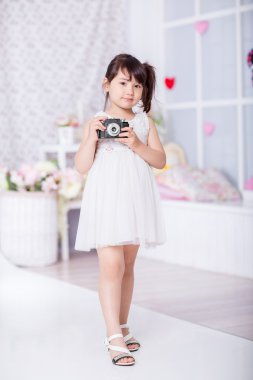 küçük kız eski bir kamera tutarak