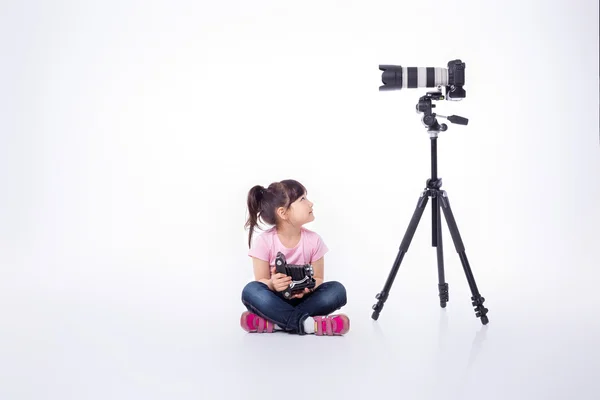 Niño sostiene una vieja cámara — Foto de Stock