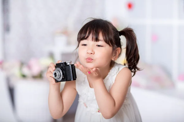 Маленька дівчинка тримає стару камеру — стокове фото