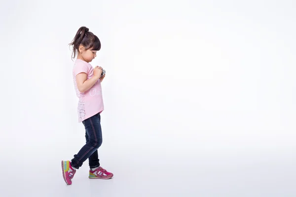 Niña sosteniendo una vieja cámara — Foto de Stock