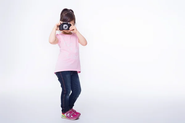 Küçük kız eski bir kamera tutarak — Stok fotoğraf