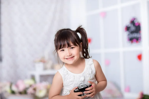 Kleines Mädchen mit einer alten Kamera — Stockfoto