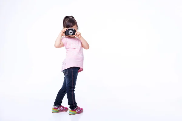 Liten flicka håller en gammal kamera — Stockfoto