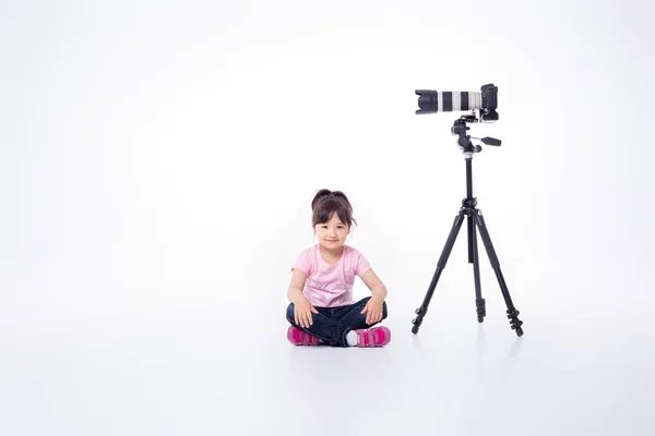 Liten flicka med fotokamera — Stockfoto