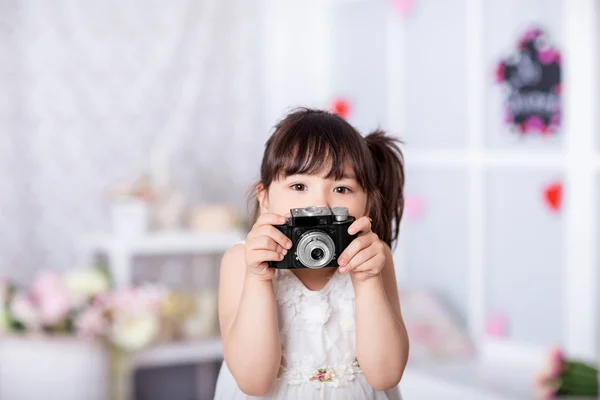 Menina segurando uma câmera velha — Fotografia de Stock