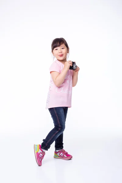 Kleines Mädchen mit einer alten Kamera — Stockfoto