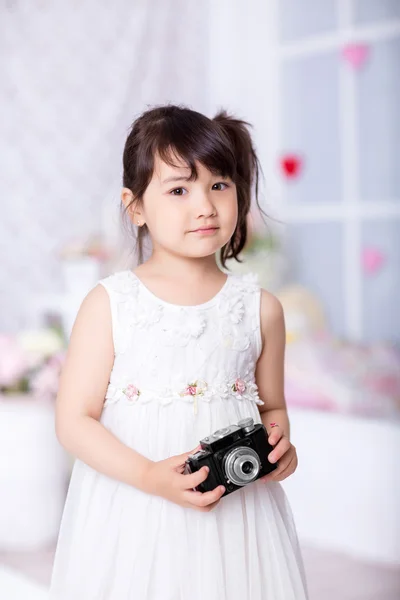 古いカメラを保持している少女 — ストック写真