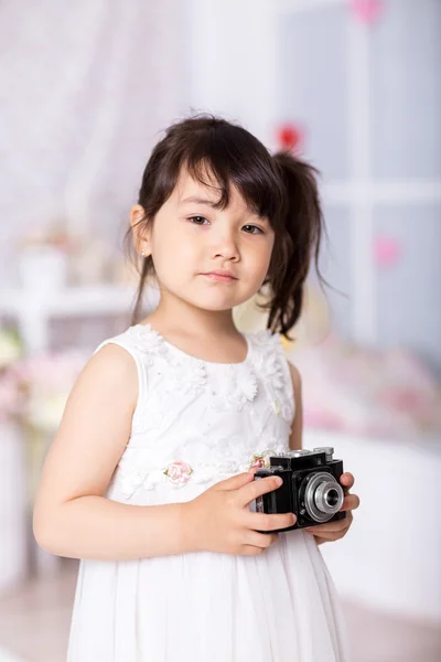 Kleines Mädchen mit einer alten Kamera — Stockfoto