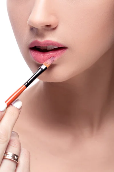 Vrouw die lippenstift aanbrengt — Stockfoto