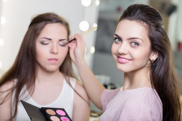 Make-up artist facendo make up — Foto Stock