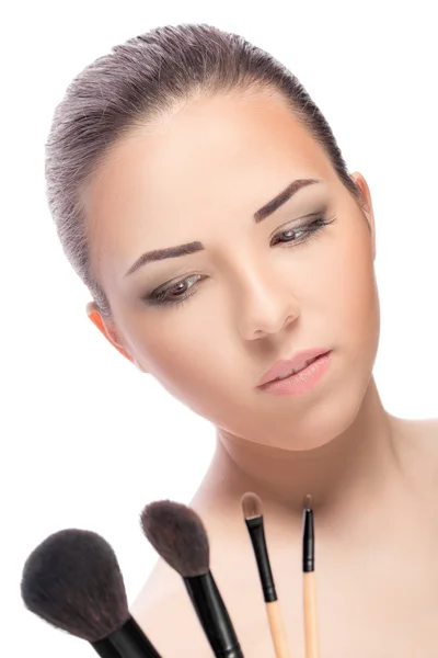 Mujer con pinceles de maquillaje —  Fotos de Stock