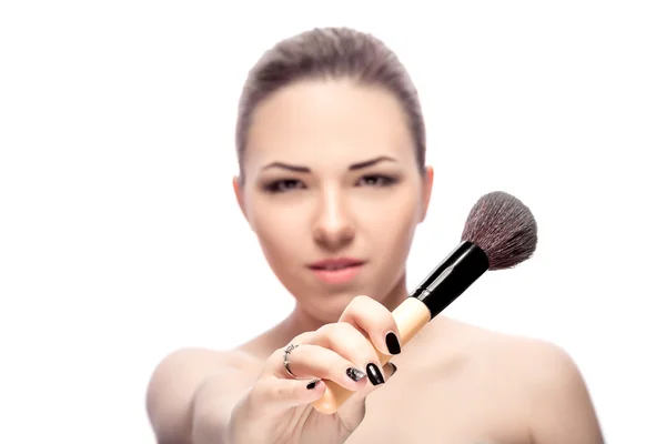 Mujer con pinceles de maquillaje — Foto de Stock