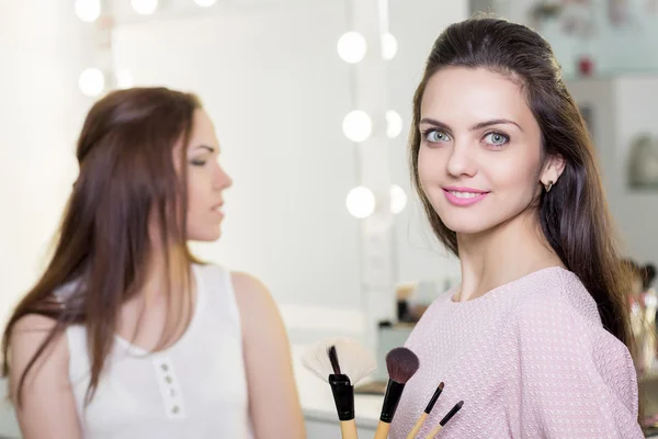 Make-up artist facendo make up — Foto Stock
