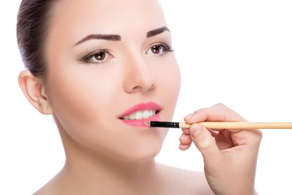 Vrouw die lippenstift aanbrengt — Stockfoto