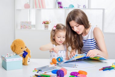 Anne ve küçük kızı çizim