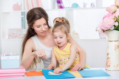 yaratıcı eğlence anne ve kızı