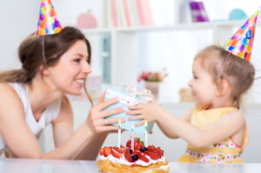 Anne kızına hediye verir